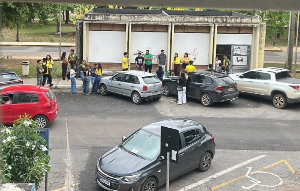 Apoiadores de Flávio Bolsonaro realizam manifestação na UFMT em Cuiabá