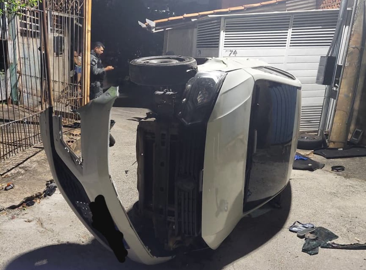carro capotado
