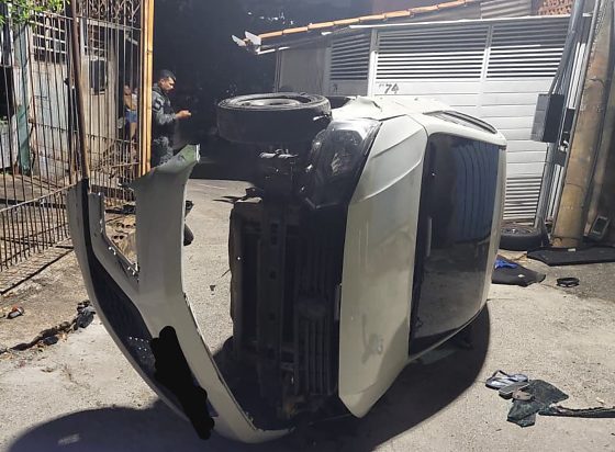 carro capotado