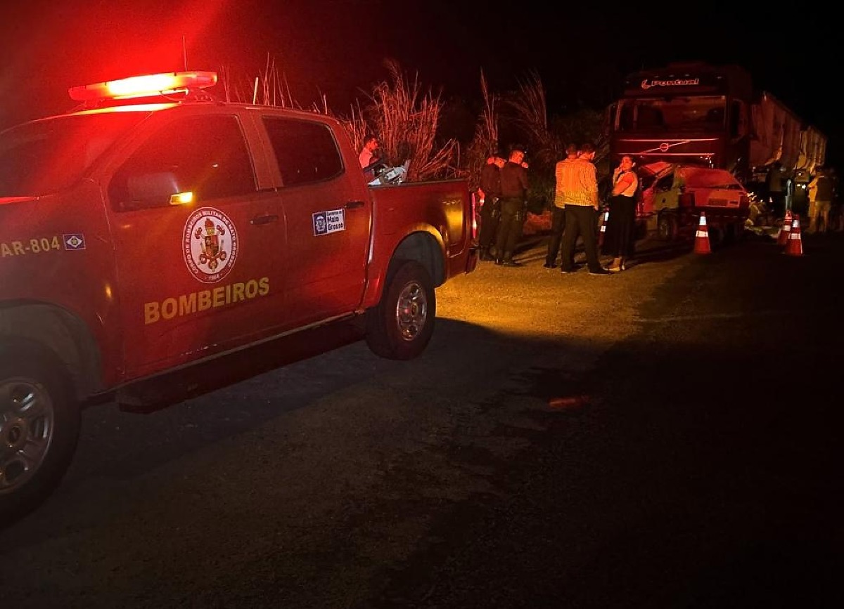 5 pessoas morrem em acidente entre Uno e carreta na
MT-140