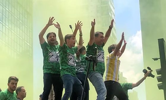 flavio bolsonaro protesto sp