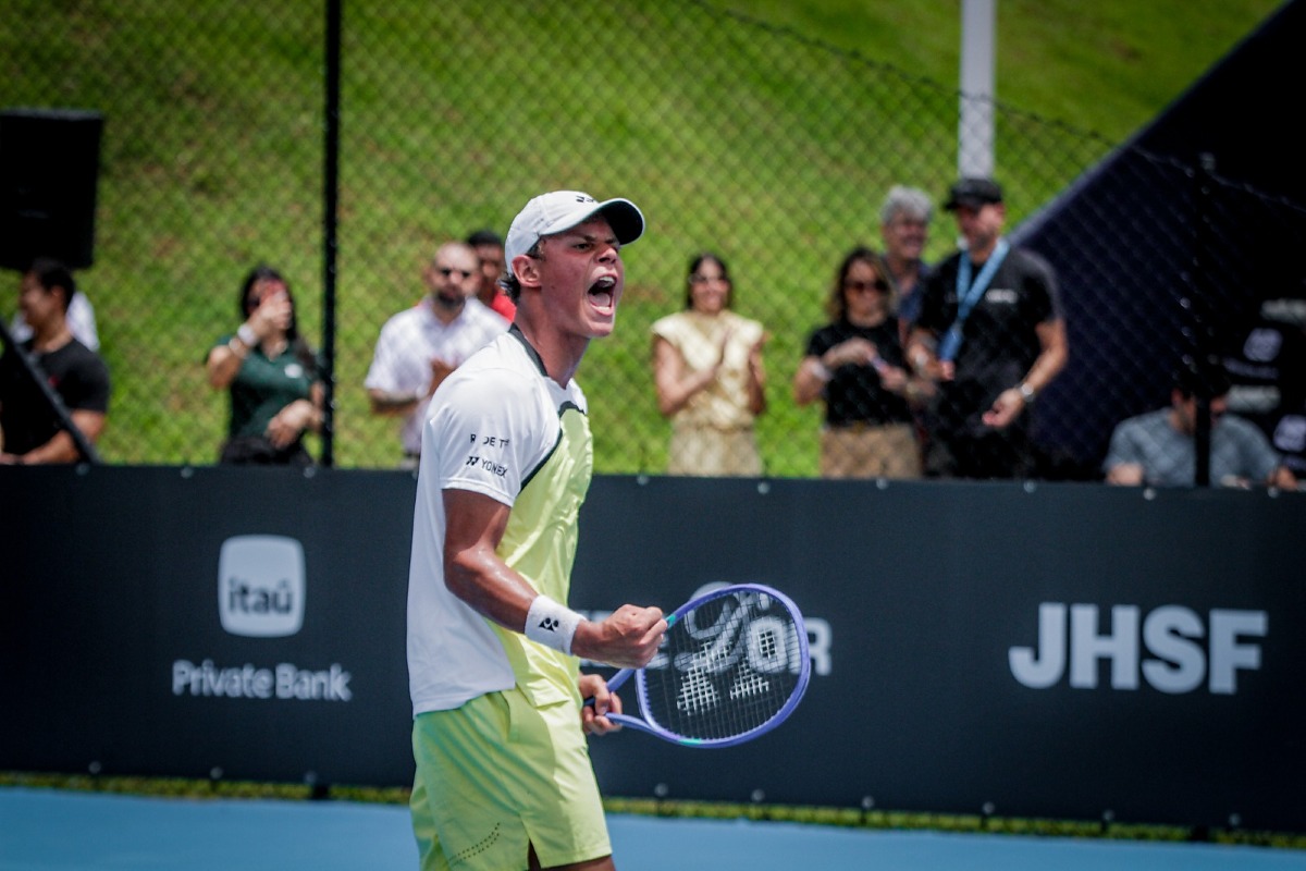 Livas Damázio comemora no Australian Open.jpeg