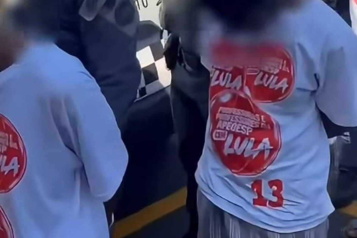 Mãe diz que PMs obrigaram adolescente infrator a vestir camiseta do PT
