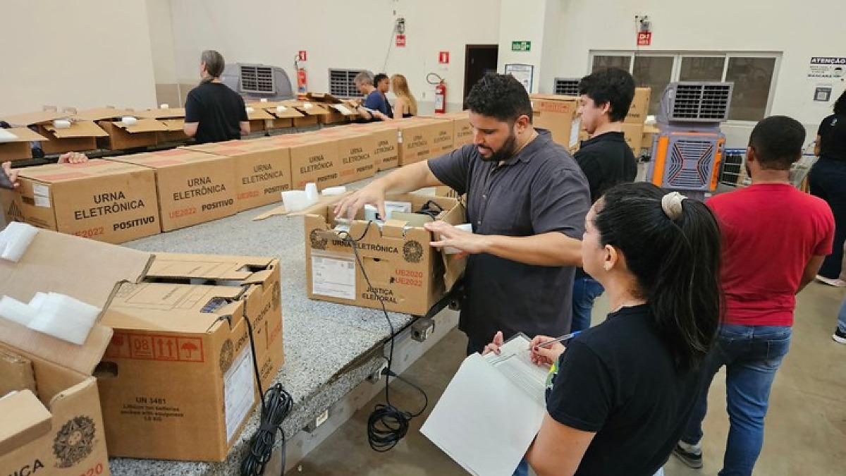 Justiça Eleitoral confere 758 urnas para o 2º turno em Cuiabá: tudo pronto