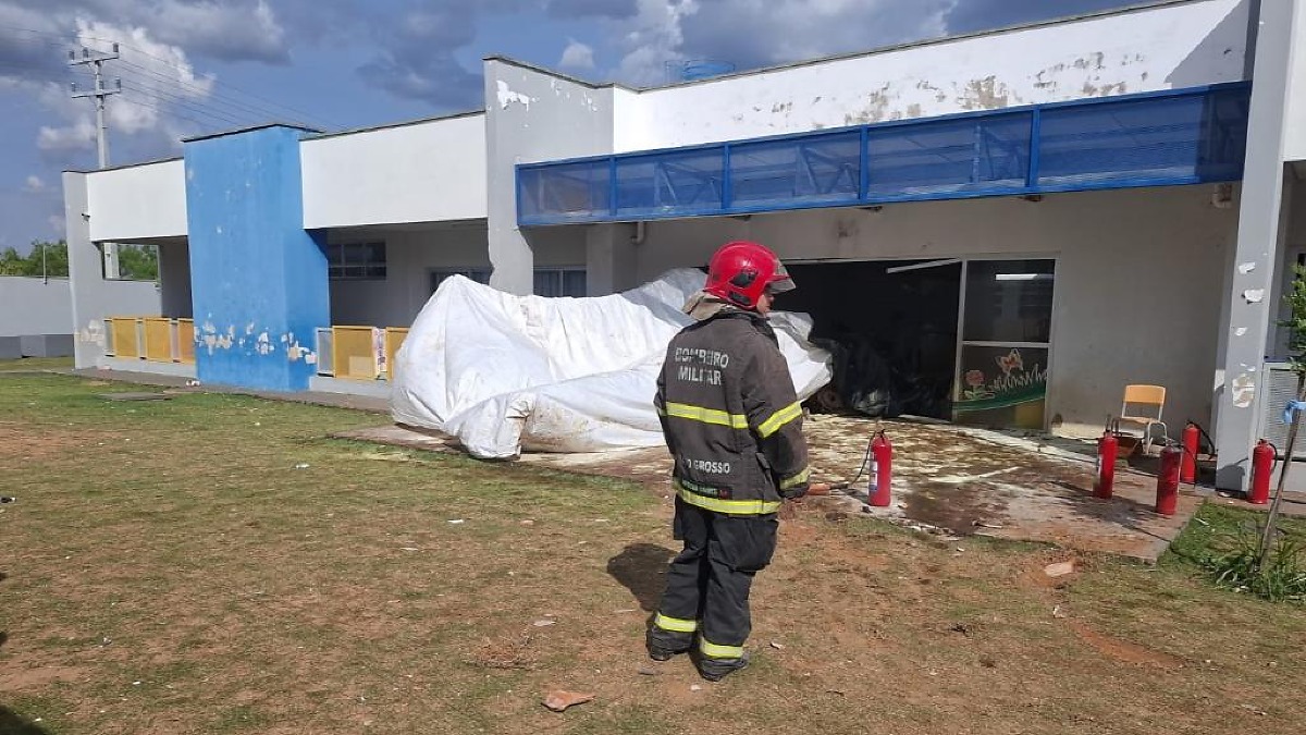 Avião agrícola cai em pátio de creche; piloto é socorrido com vida