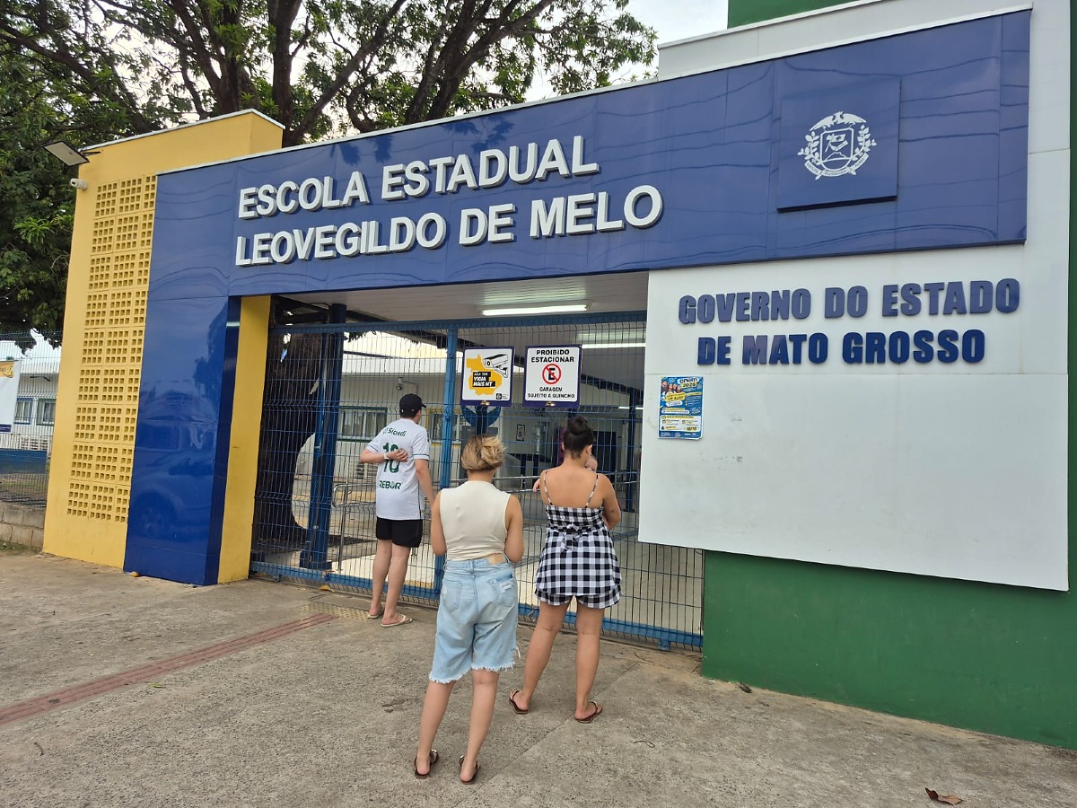 Eleitores tentam votar em Cuiabá após decisão e encontram portões fechados
