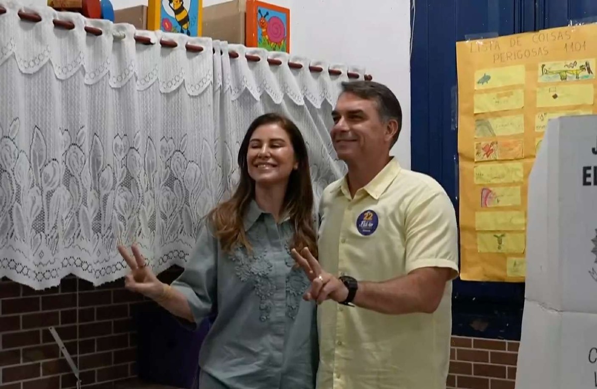 Flávio Bolsonaro vota no Rio de Janeiro e fala em mudança "de verdade"