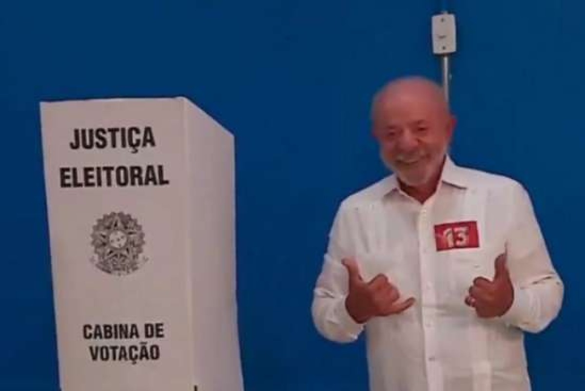 Lula após votar em SP: "Nunca imaginei disputar eleição com um miliciano"