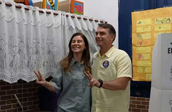 Flávio Bolsonaro na cabine de votação