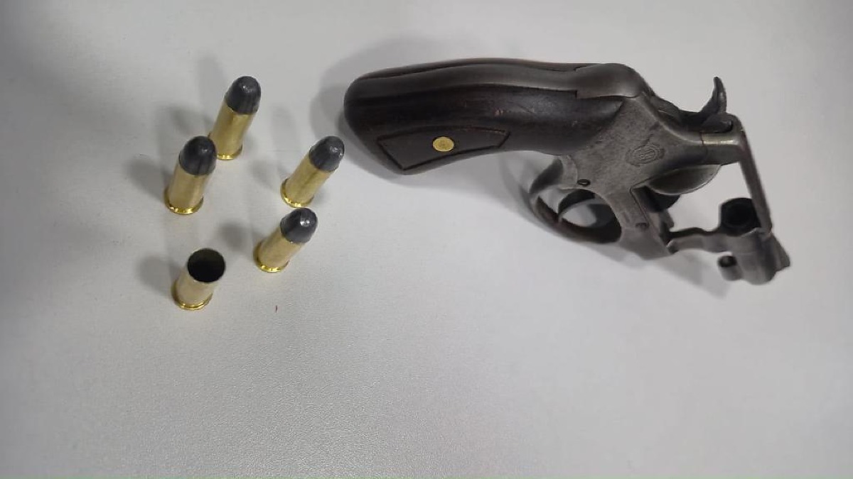 Pai é preso suspeito de atirar contra filha por ciúmes após vê-la dançar com amigos