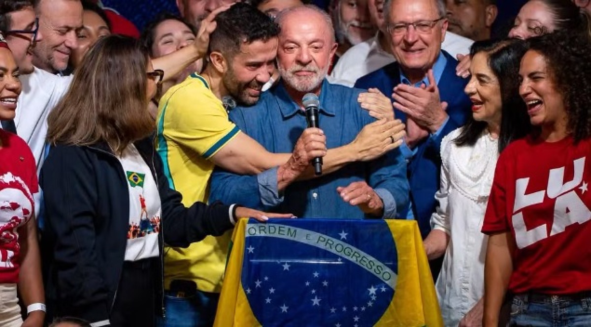 O deputado federal André Janones abraça o presidente Lula