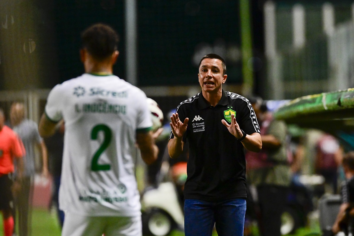Barros admite falhas do Cuiabá em reta decisiva: "Eu sou o principal responsável"