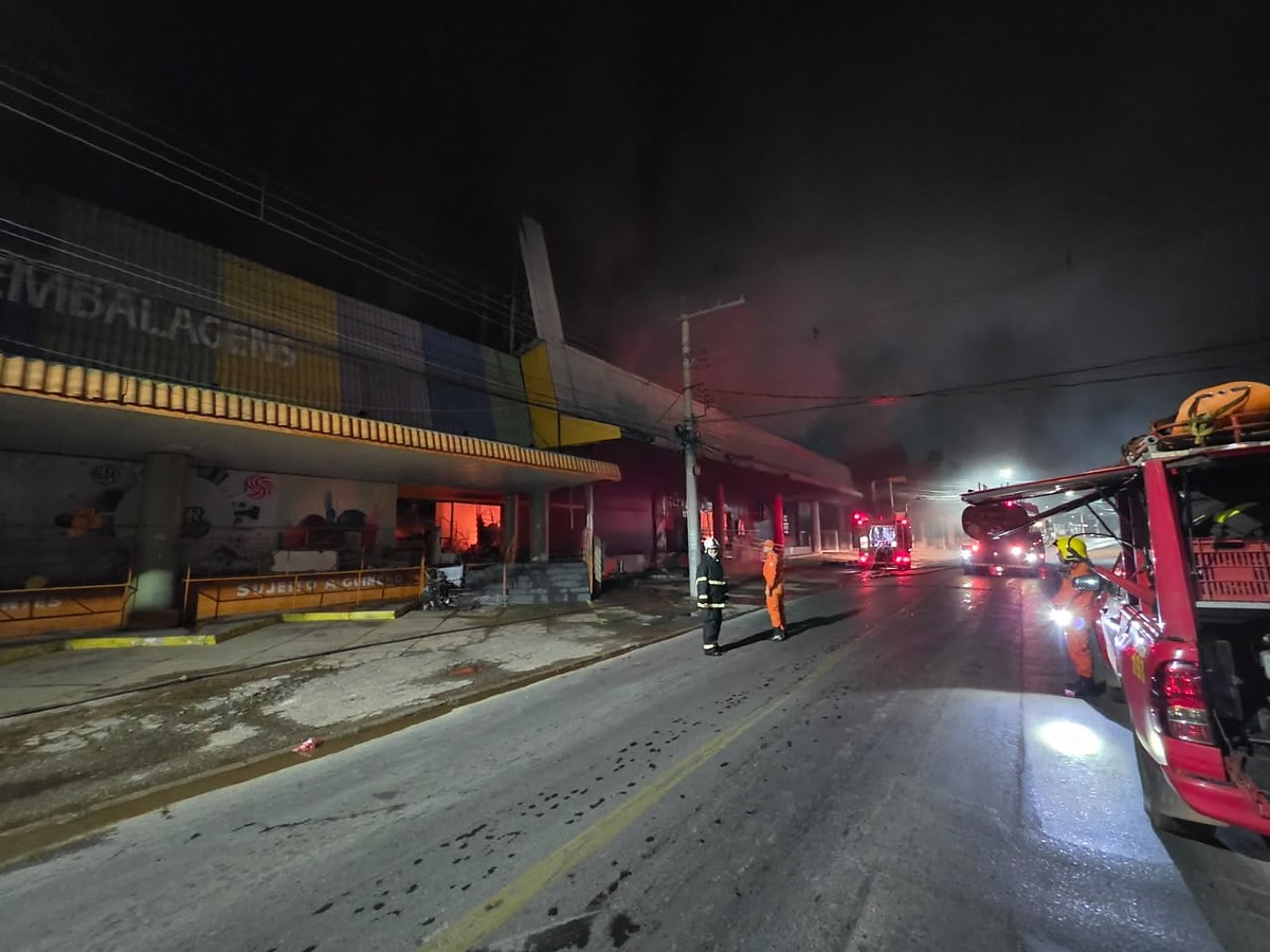 Incêndio nas lojas Atacadão dos Suplementos e Dona da Festa
